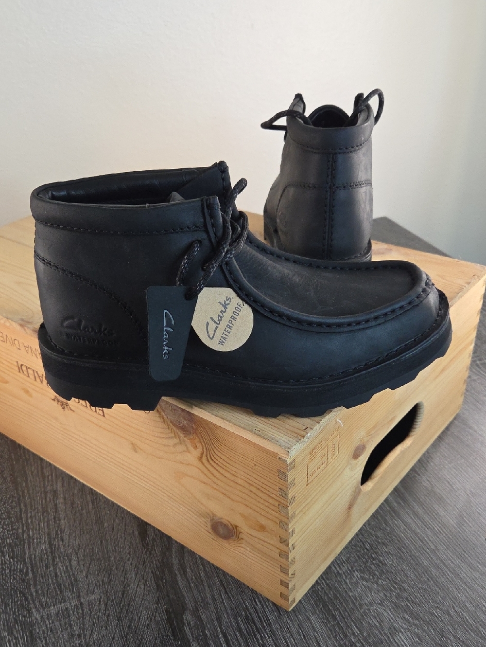 Clarks Men’s Size 7-1/2 M Corston Wall Black Leather Chukka Boots Waterproof